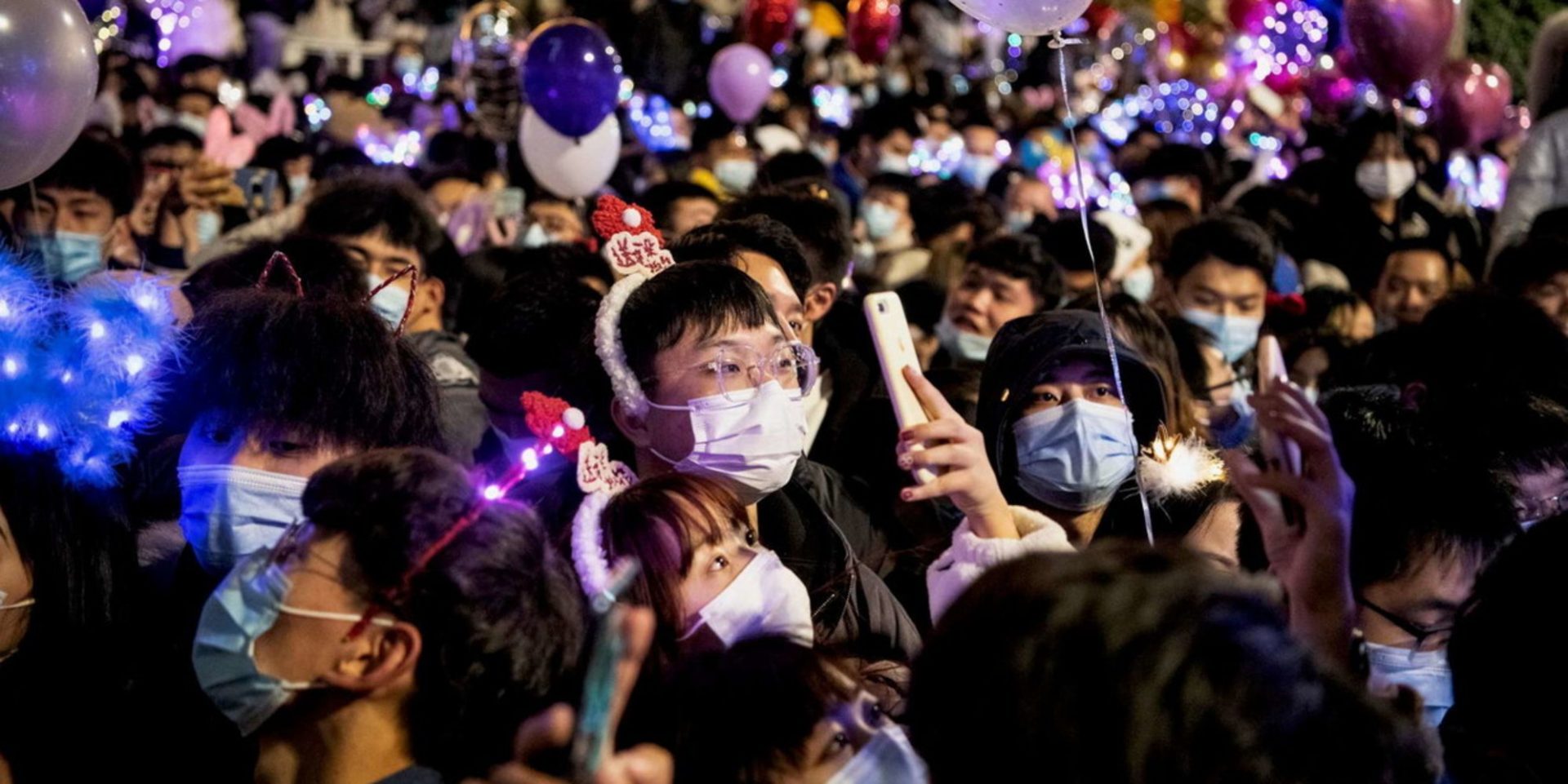 Urlano al complotto perché a Wuhan hanno festeggiato Capodanno, ma non sono capaci di tenere la mascherina per mezz’ora