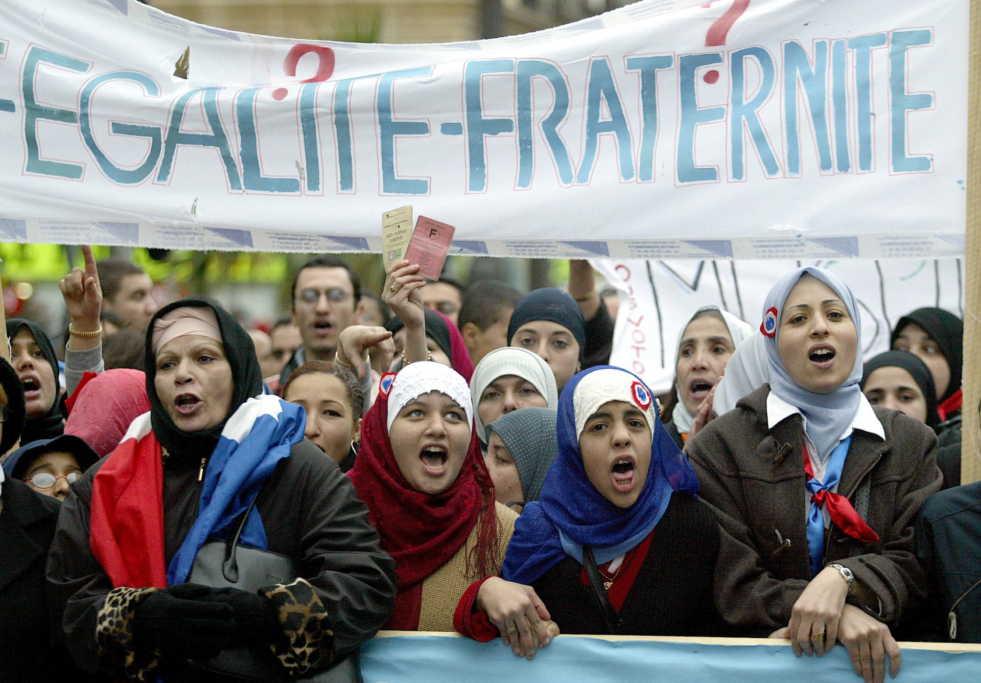 Hijab: la Francia vieta il velo alle minori di 18 anni (e non solo)