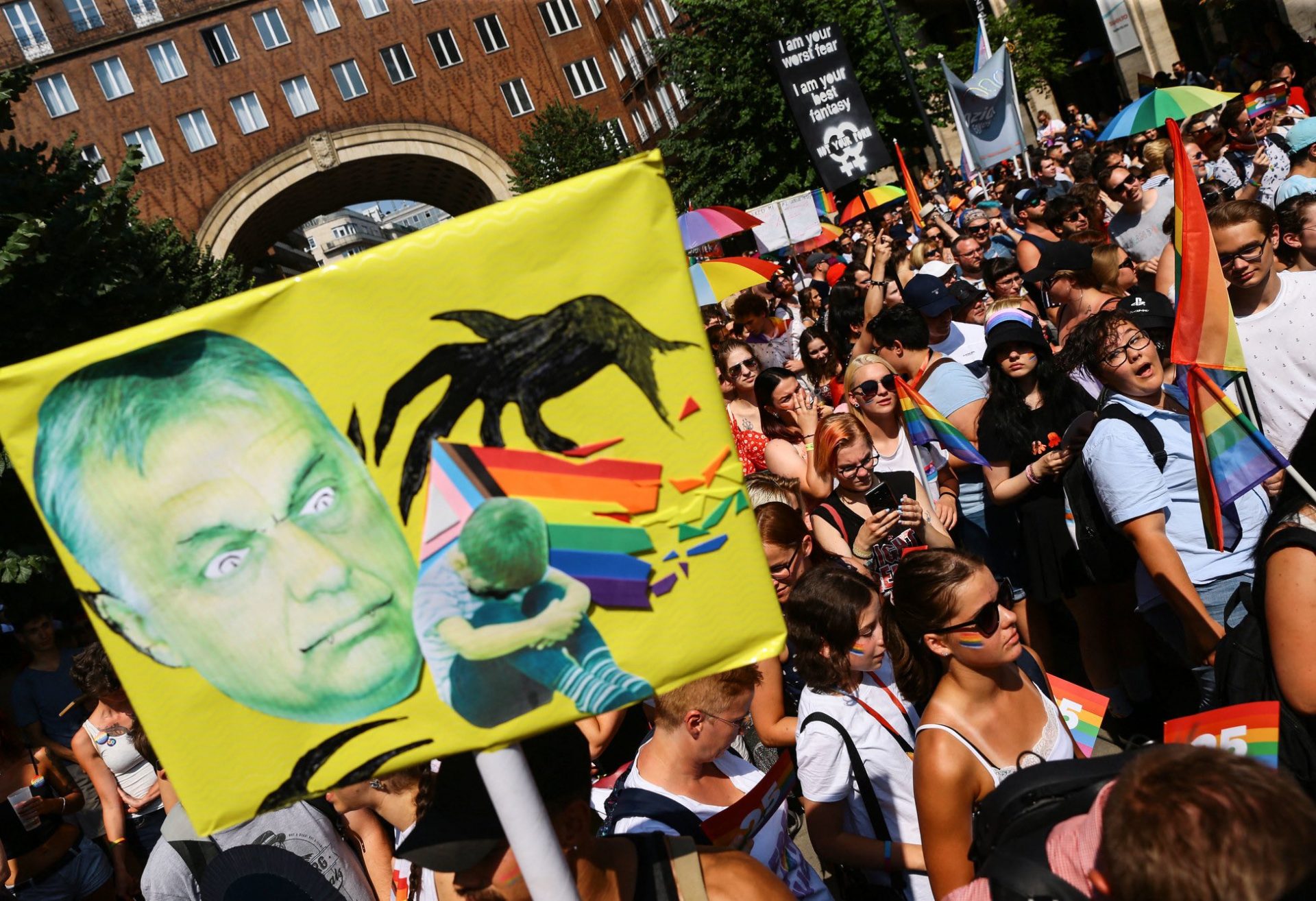Ungheria: a Budapest in migliaia contro le politiche omofobe di Orban