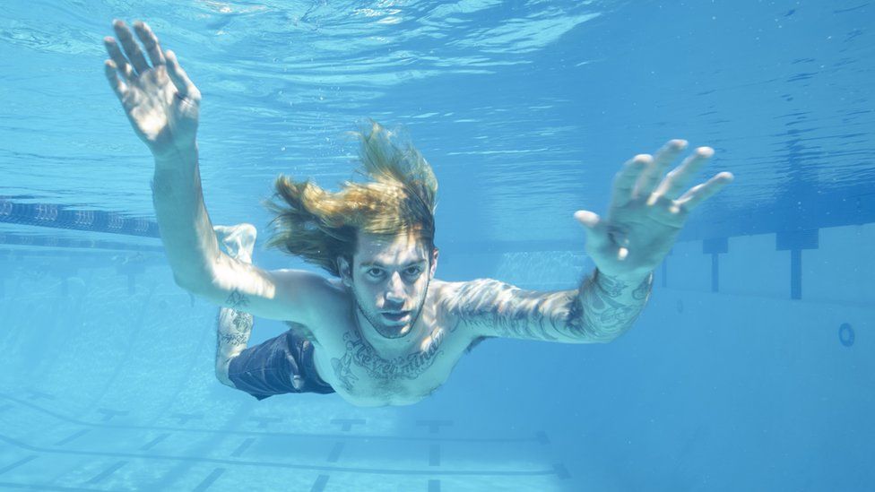 Spencer Elden, il bambino della copertina di Nevermind, fa causa ai Nirvana
