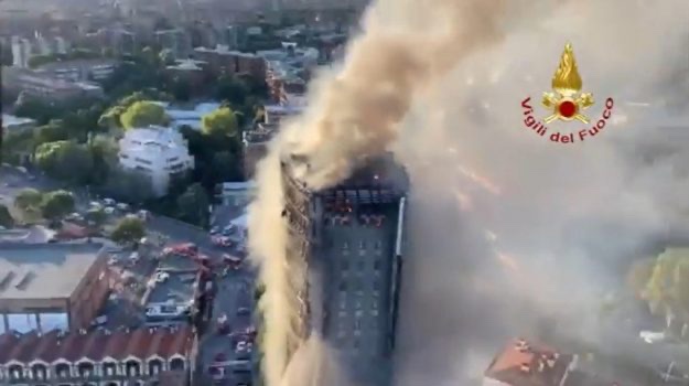 Milano, grande incendio di un grattacielo: «70 famiglie senza una casa, non è rimasto nulla»