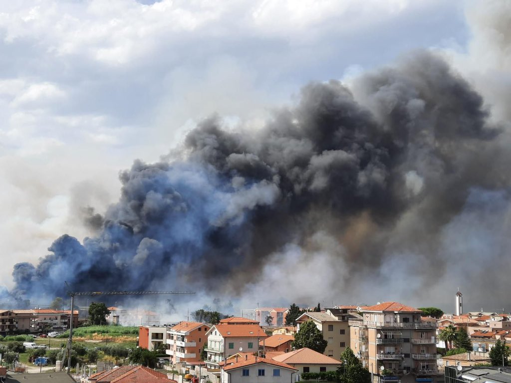 Abruzzo in fiamme: le città chiedono aiuto