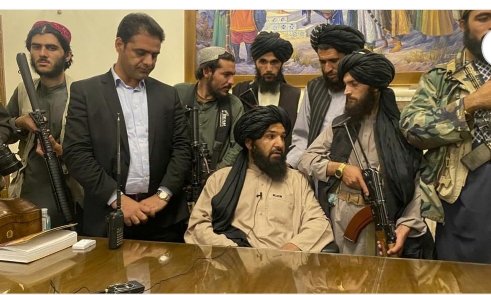 Prima conferenza stampa dei talebani: «non ci vendicheremo con nessuno. I diritti delle donne saranno tutelati dalla Sharia»