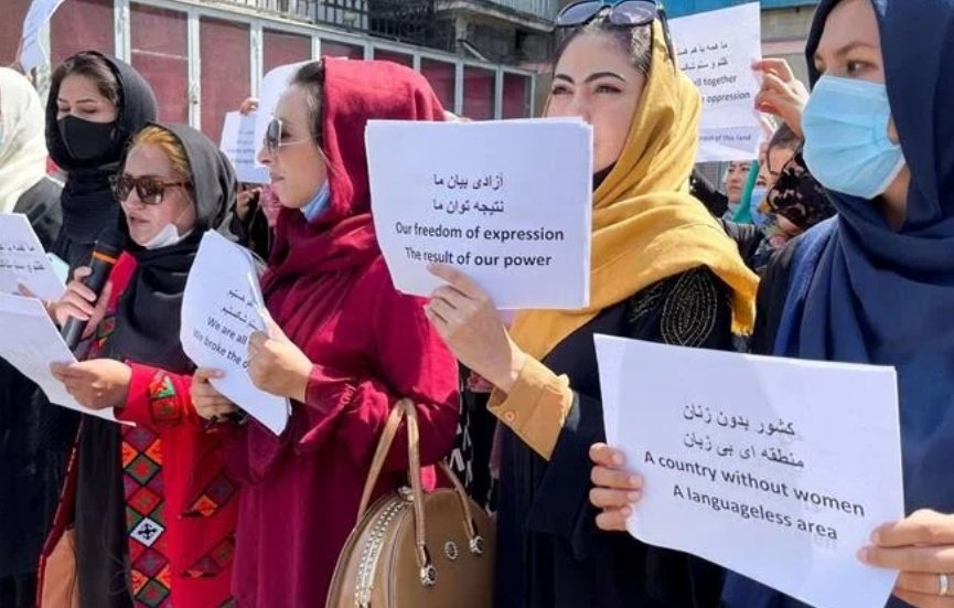 Il problema delle donne in Afghanistan continua: niqab obbligatorio e poliziotta incinta uccisa