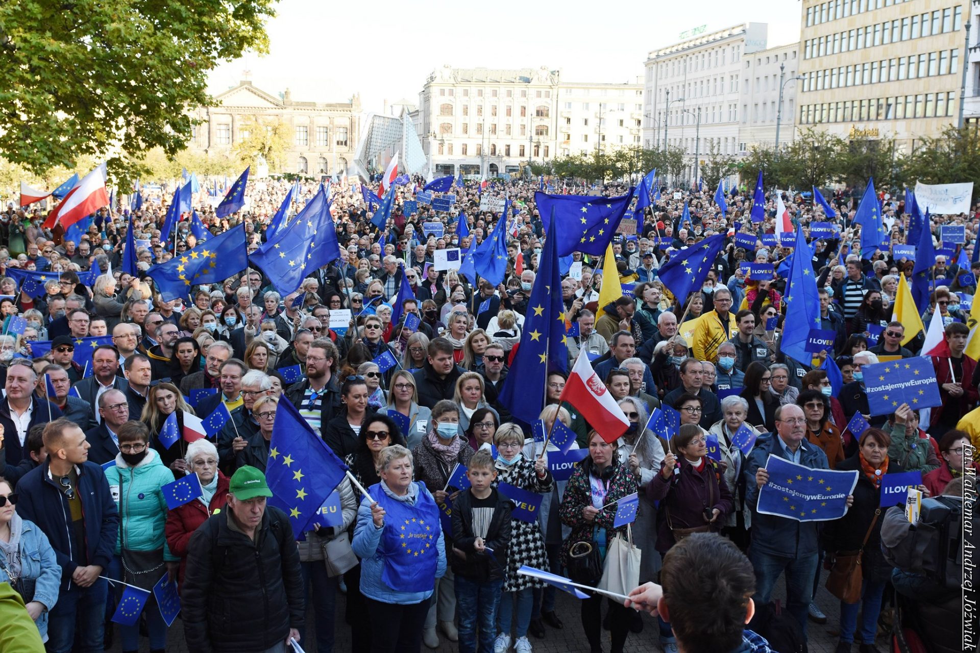 Polonia: i polacchi non vogliono uscire dall’Unione Europea, in migliaia in piazza a manifestare contro la Corte Costituzionale