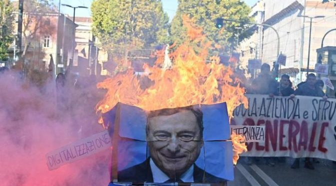 Torino: studenti danno alle fiamme una gigantografia di Mario Draghi