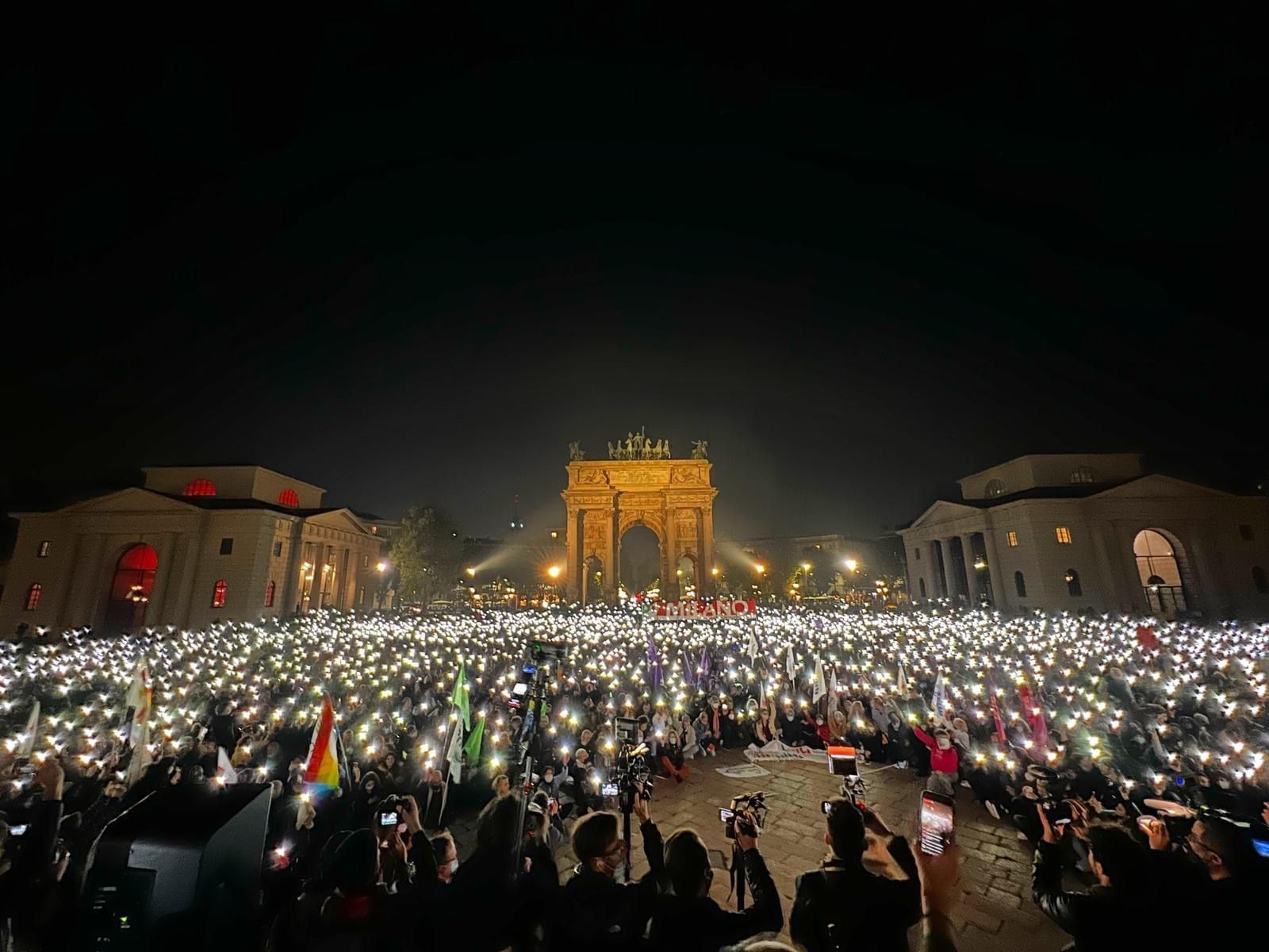 L’Italia che esiste e resiste: in migliaia in piazza per protestare contro l’affossamento del DDL Zan