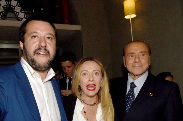 Berlusconi: «Morisi aveva solo il difetto di essere gay», «Salvini o Meloni premier? Non scherziamo»