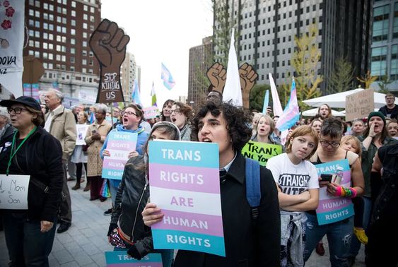Il Texas vive nel Medioevo: dopo la legge anti aborto, anche quella contro le persone trans