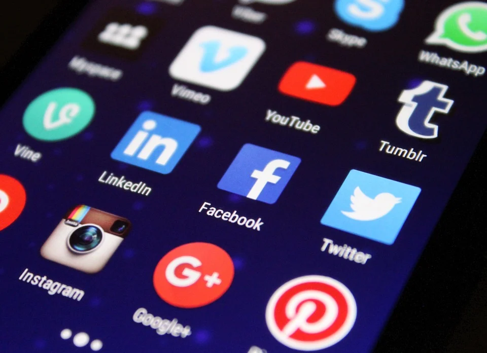 Whatsapp, Facebook e Instagram down: «menomale che Twitter c’è»