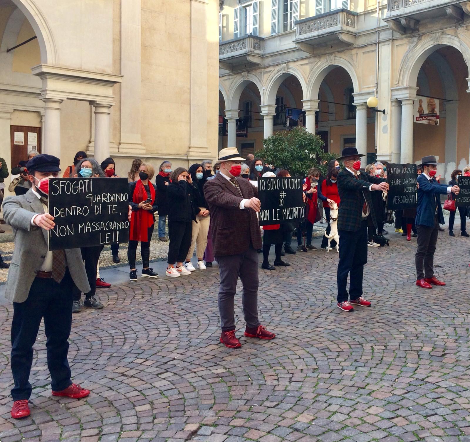 Uomini in scarpe rosse: da Biella il flash mob contro la violenza sulle donne