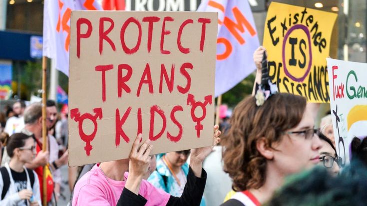 Ravenna: le persone trans non sono più obbligate a usare il deadname sui bus