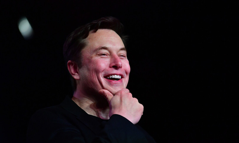 Elon Musk chiede ai follower se dovrebbe vendere le azioni Tesla: la risposta è sì