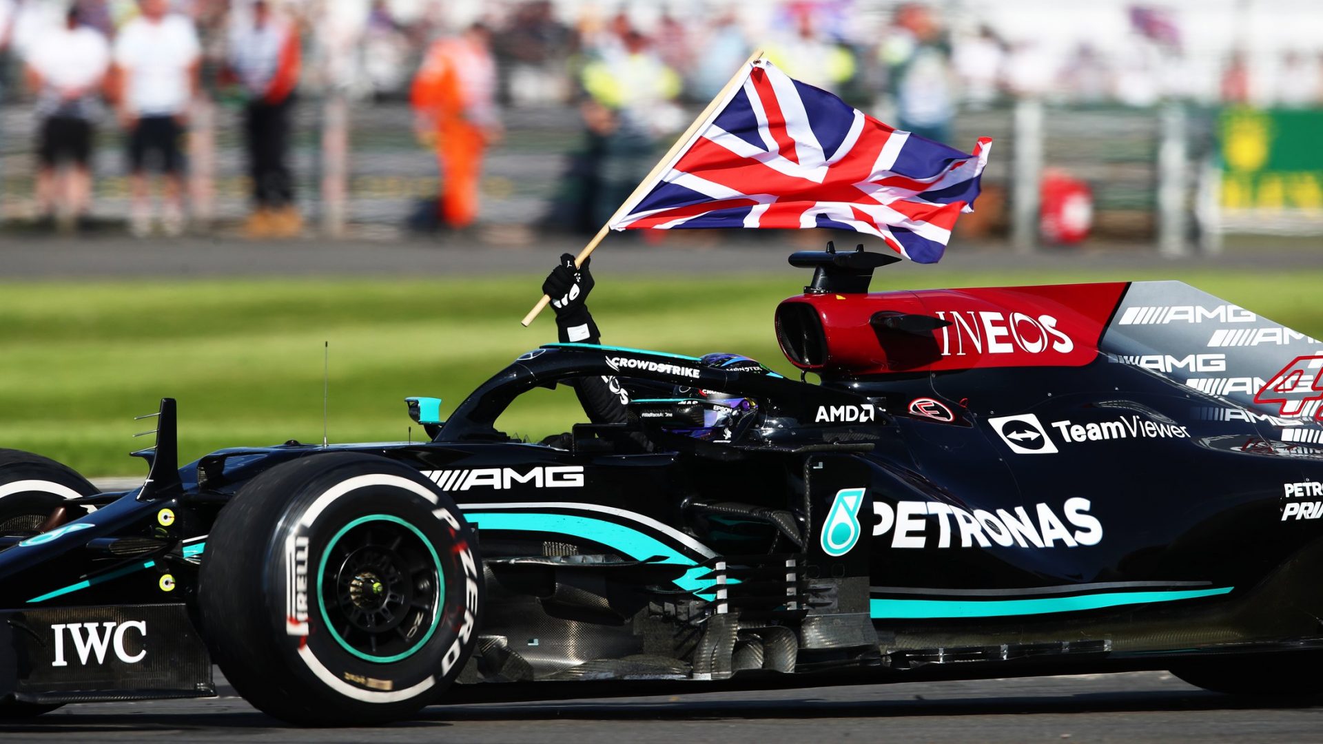 F1, le ultime notizie su Lewis Hamilton dal fratello Nicolas: “Sta bene”, ma chi ne sta pagando le conseguenze?