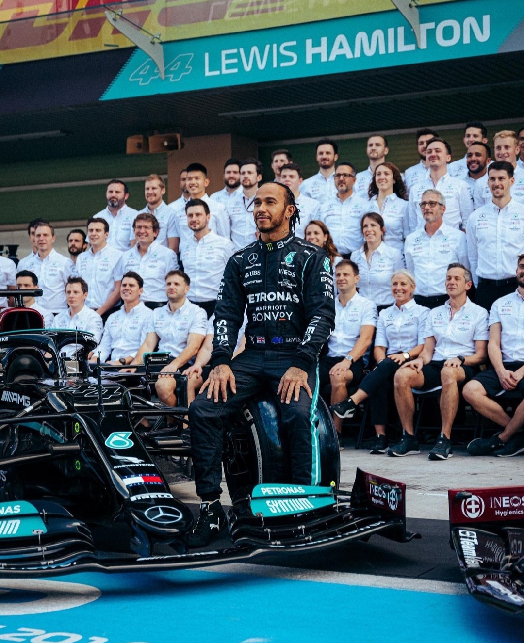 F1, Max Verstappen avrebbe “rubato” il titolo mondiale a Lewis Hamilton: la FIA viene accusata di razzismo