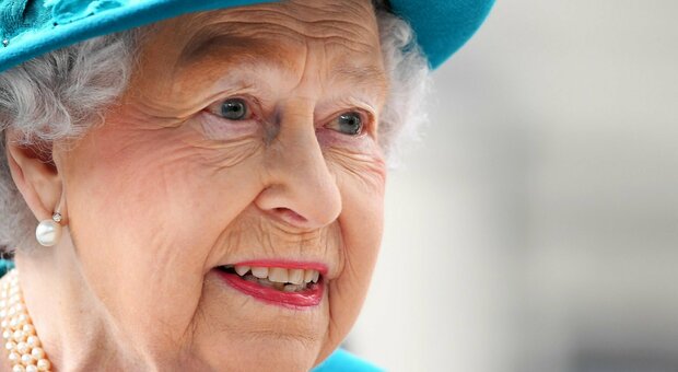 Regina Elisabetta positiva al Covid-19: l’annuncio da Buckingham Palace