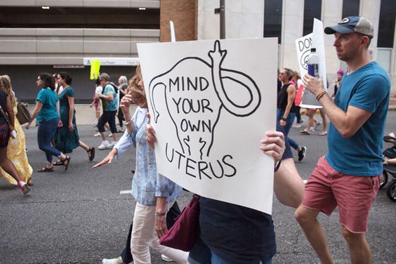 Tennessee: una legge potrebbe permettere ai familiari di uno stupratore di denunciare una donna che abortisce