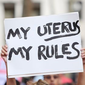 Spagna: oltre all’aborto, è vietato anche molestare le donne che vanno in clinica per abortire