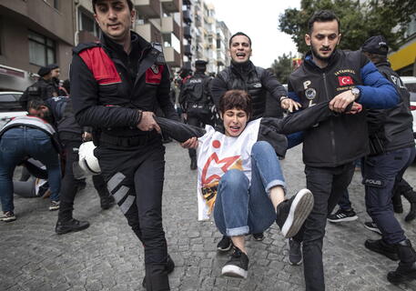 Primo maggio: scontri nelle manifestazioni a Istanbul