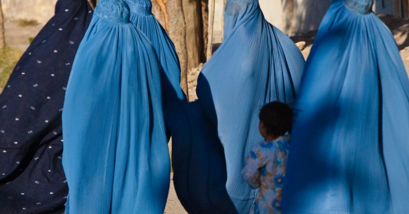 Afghanistan: i talebani hanno imposto il burqa in pubblico alle donne