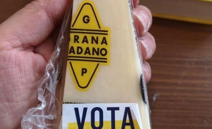 Lega distribuisce pezzi di Grana Padano con adesivo “VOTA LEGA”, ma l’azienda si dissocia