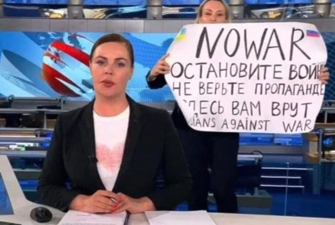 Marina Ovsyannikova: la giornalista che ha osato andare contro la guerra, adesso rischia fino a 10 anni di reclusione