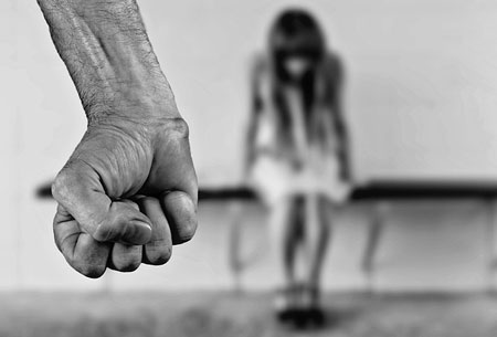 Livorno: abusi nei confronti della fidanzata 19enne, indagato un 30enne
