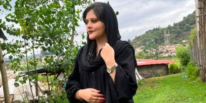 La storia di Mahsa Amini: iraniana uccisa perché non indossava bene il velo
