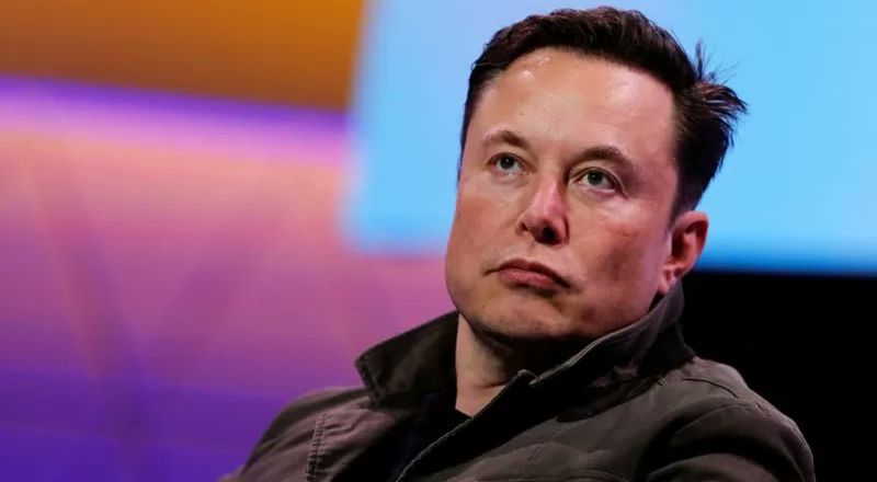 Elon Musk acquista Twitter e licenzia alti dirigenti: “L’uccellino è stato libero”