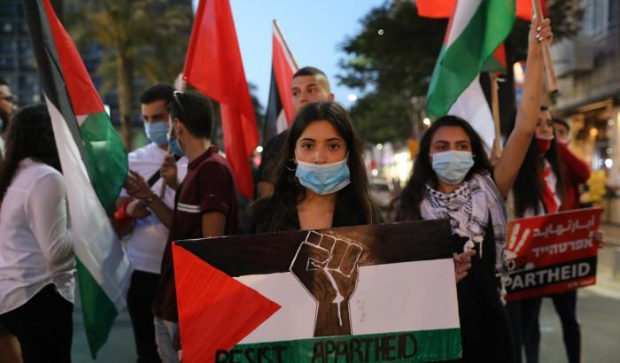 Israele terrorizza gli studenti in possesso di libri di storia palestinese