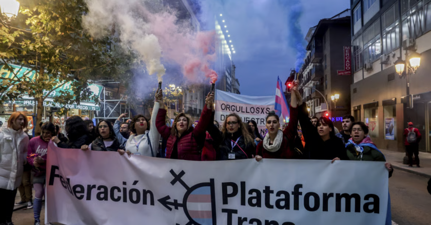 Spagna approva la legge sull’aborto e sui diritti delle persone trans anche per gli adolescenti