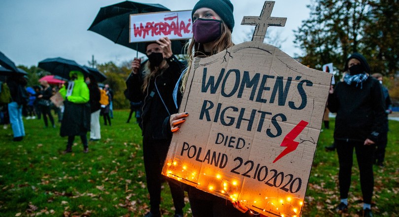 Polonia: i partiti di opposizione chiedono un referendum sulla legge sull’aborto