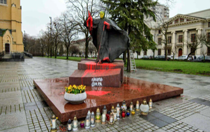 Statua di Papa Giovanni Paolo II sfregiata in Polonia