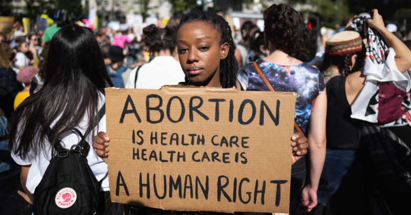 Il governatore della Florida Ron DeSantis firma il divieto di aborto di sei settimane in legge