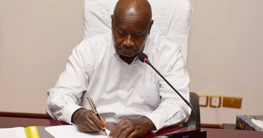 Uganda: il presidente Museveni ha approvato una nuova legge anti-LGBT