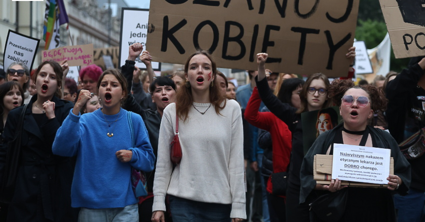 Polonia: in migliaia protestano contro la legge sull’aborto dopo l’ultima morte di una donna incinta
