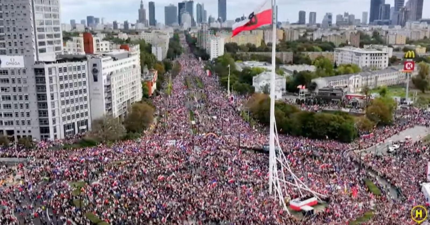 Varsavia: l’opposizione in piazza due settimane prima delle elezioni