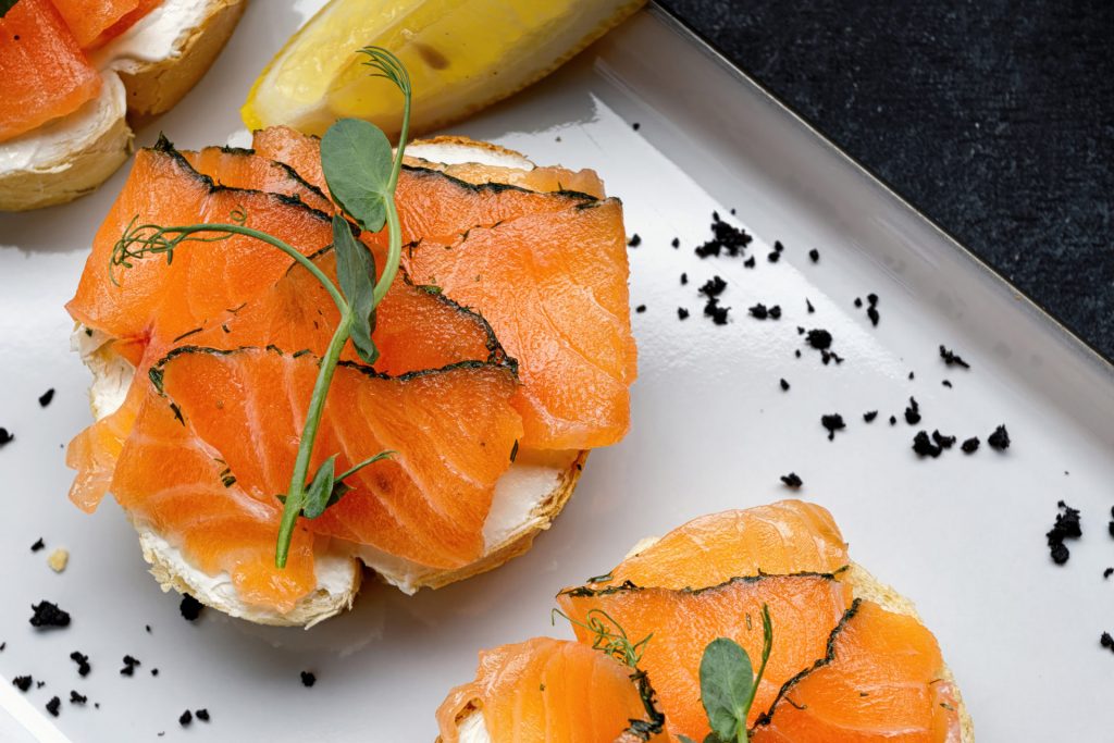 salmone-affumicato-Depositphotos_667915302_L-1920x1281-1-1024x683 Richiamo salmone affumicato Lidl per rischio Listeria: lotto ritirato e cosa fare subito