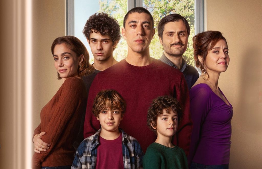 GkNa43bW0AAsQDc-1024x664 Storia della mia famiglia: il piccolo gioiello Netflix di cui si parla troppo poco