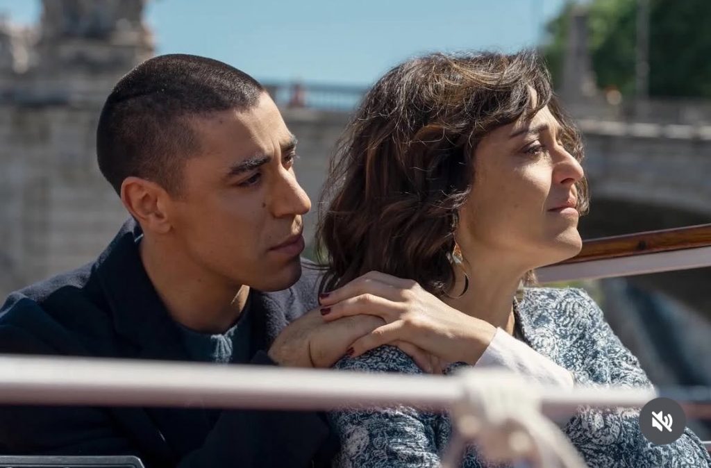 HITw0AMWcAAOstf-1024x674 Storia della mia famiglia: il piccolo gioiello Netflix di cui si parla troppo poco