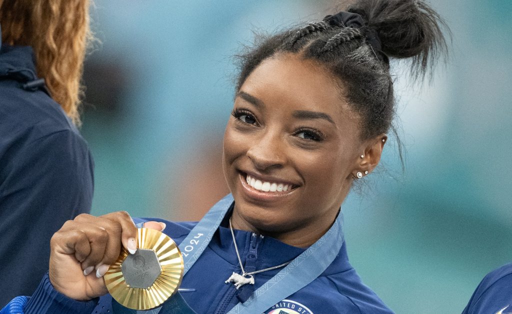 Simone-Biles-oro-1024x628 Simone Biles rompe il silenzio: «Ho rischiato di morire». La ginnasta racconta l'emergenza medica che l'ha costretta a letto