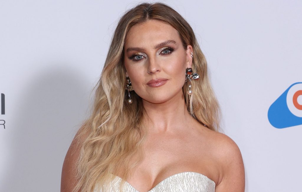 perrie-edwards-2024@2000x1270-1024x650 Perrie Edwards e il dolore degli aborti spontanei: “Non sono riuscita a godermi la gravidanza di Alanis”
