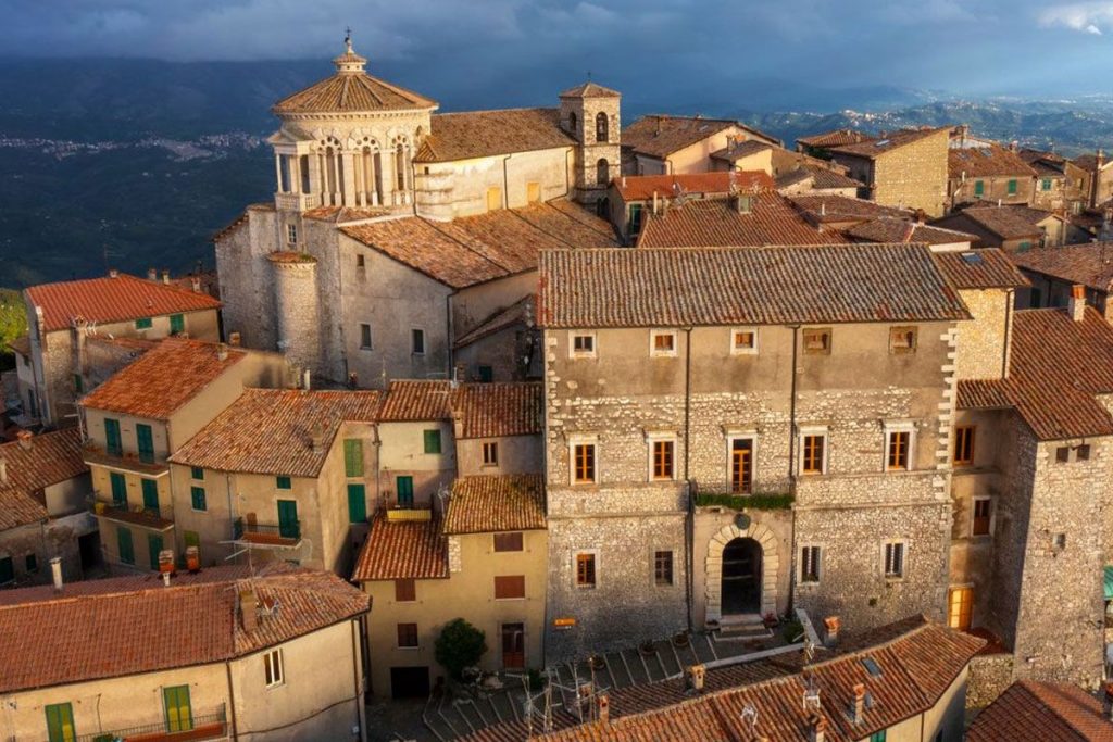 9b7692fb09acbaf41283bff96e398757-1024x683 Sempre più persone lasciano le città per trasferirsi nei piccoli borghi: ecco perché