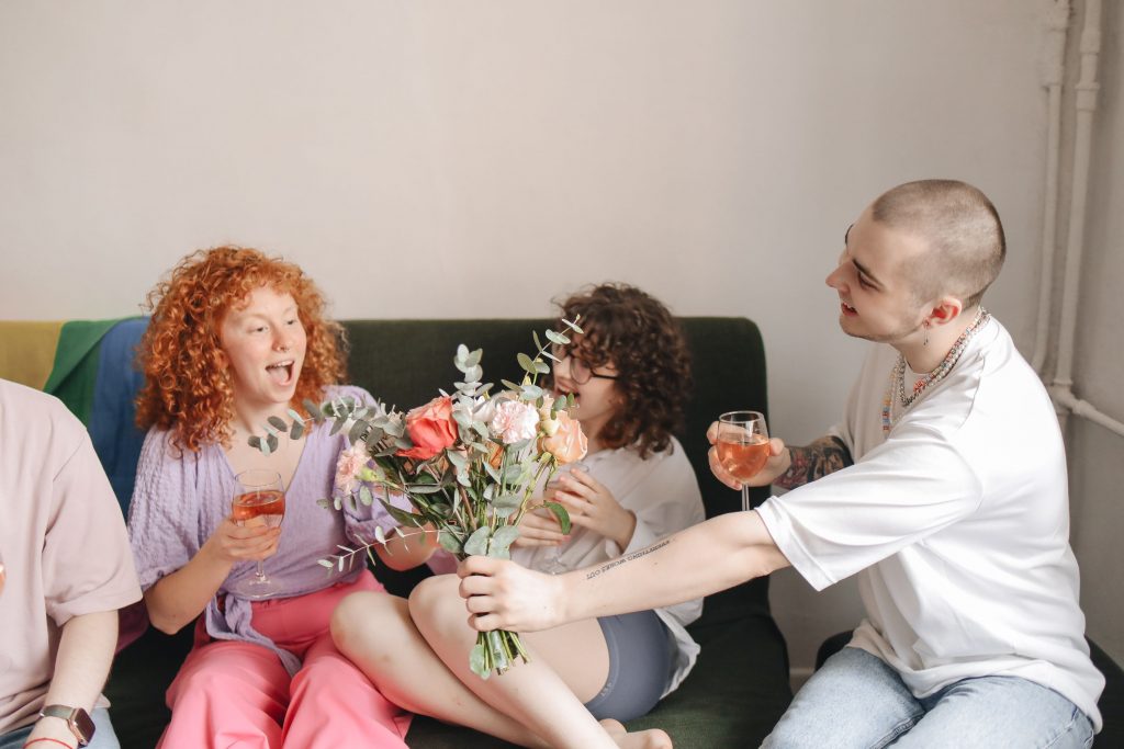 pexels-polina-tankilevitch-8555880-1024x683 Come fare nuove amicizie da adulti (e perché è molto più difficile)