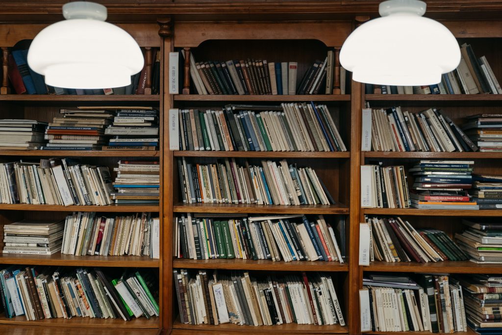 pexels-tima-miroshnichenko-9572664-1024x683 Amazon compra libri, li scansiona per l'AI e poi li distrugge: il nuovo paradosso dell'intelligenza artificiale