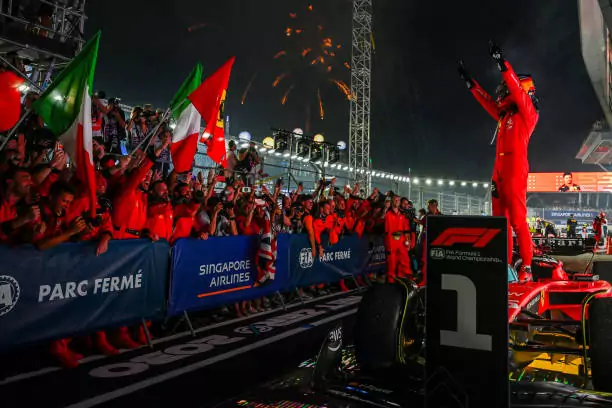 F1: Carlos Sainz vince il GP di Singapore 2023, Red Bull giù dal podio